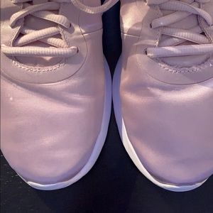 Nike women’s running shoe worn only once!